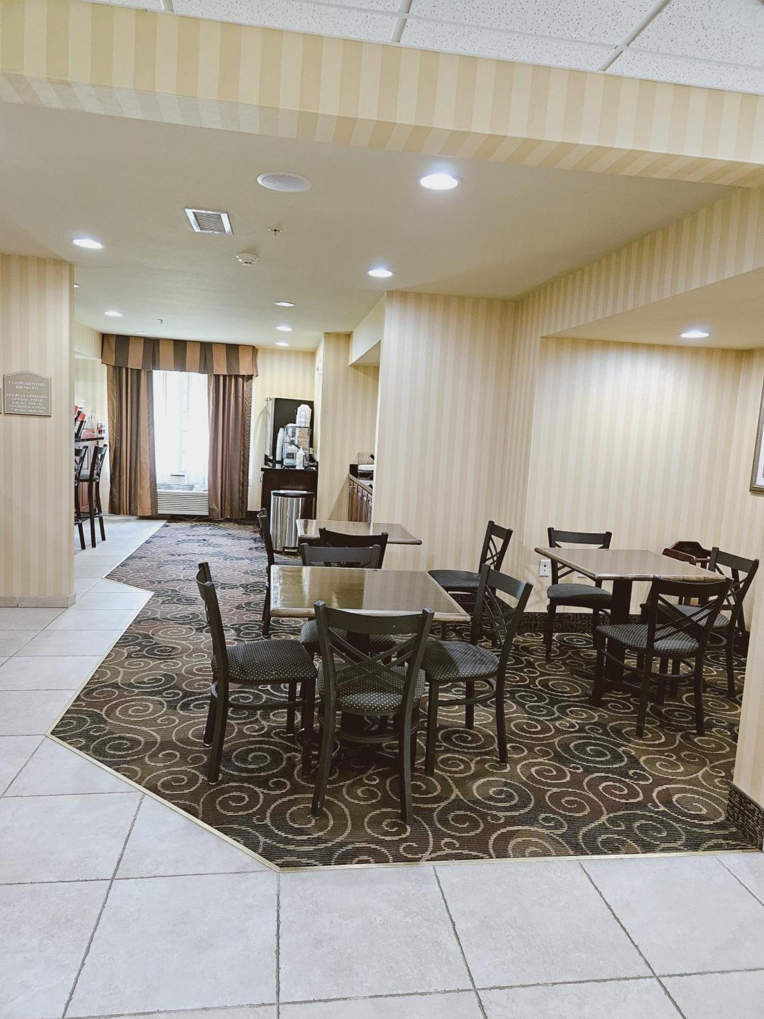 Cobblestone Inn & Suites - Bloomfield ภายนอก รูปภาพ