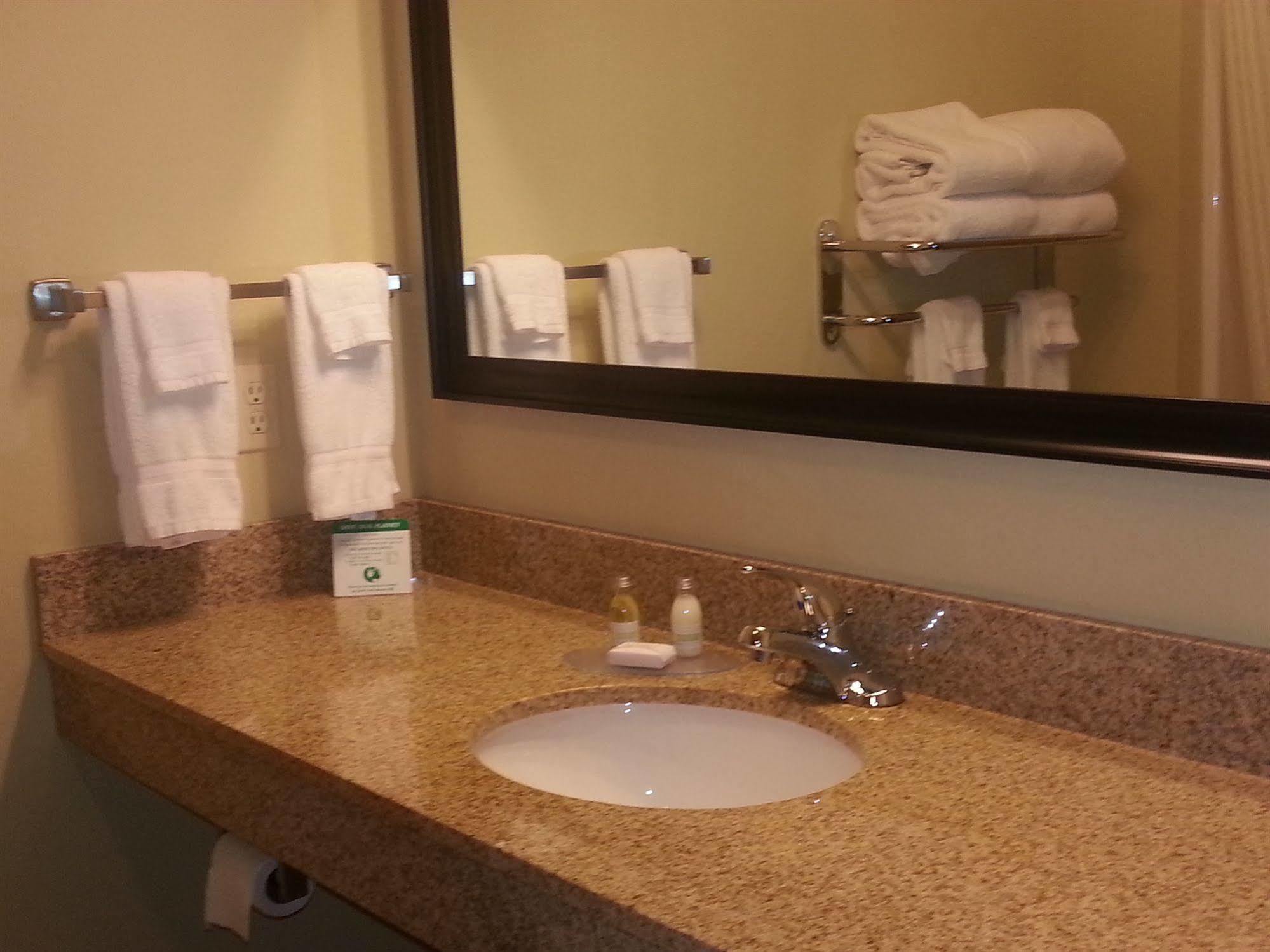 Cobblestone Inn & Suites - Bloomfield ภายนอก รูปภาพ