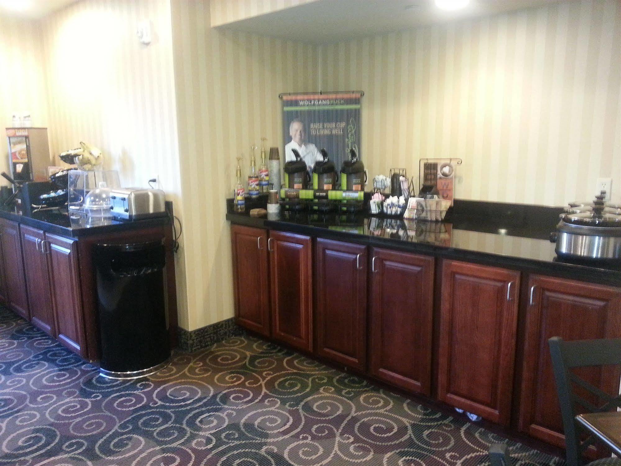 Cobblestone Inn & Suites - Bloomfield ภายนอก รูปภาพ